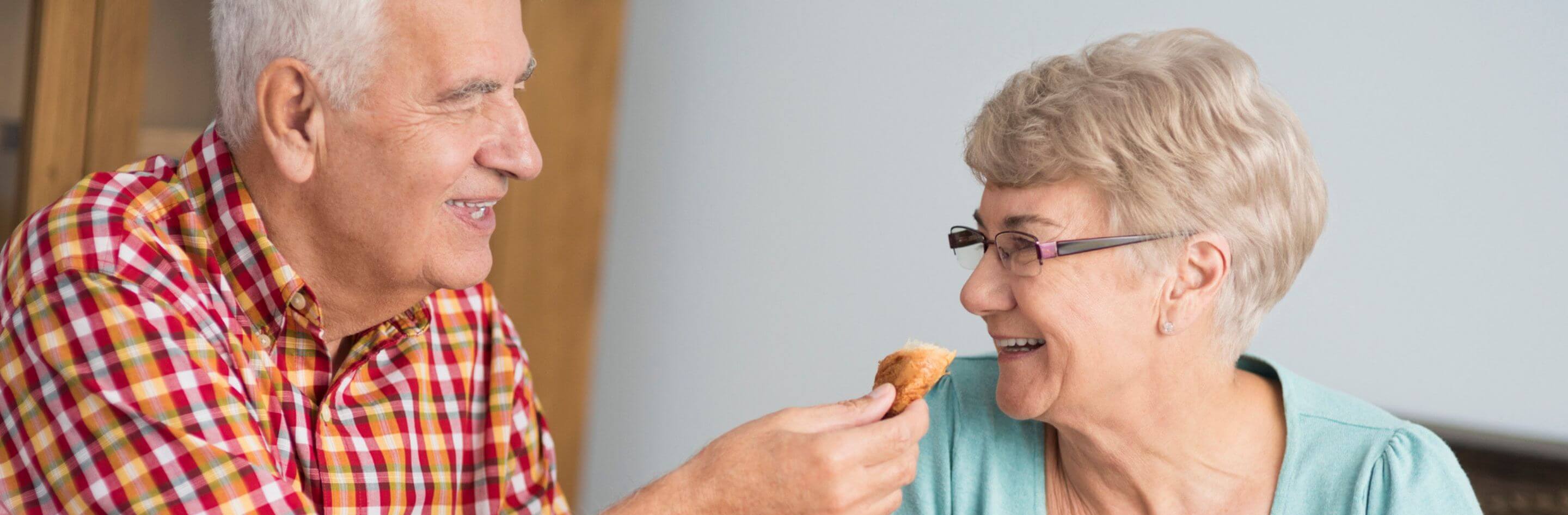 Entiende lo que significa alimentar al adulto mayor que está bajo tu cuidado