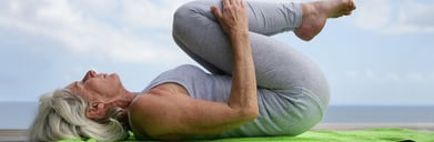 Posturas de yoga que todo adulto mayor puede realizar en casa