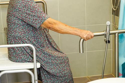 anciana-asiatica-anciana-utiliza-riel-soporte-inodoro-pasamanos-bano-seguridad-barra-seguridad-hospital-enfermeria-3