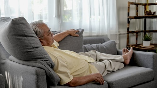 anciano-asiatico-solitario-estaba-enfermo-solo-casa-estilo-vida-edad-jubilacion-1