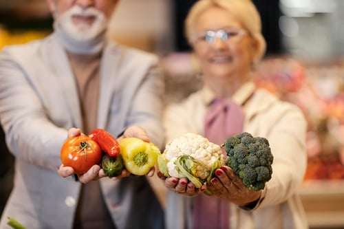 cerca-personas-mayores-varias-verduras-sus-manos-supermercado