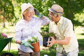 feliz-pareja-senior-jardineria