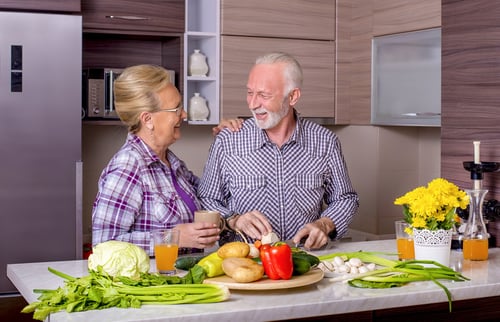 hermosa-pareja-ancianos-cocinando-cocina-demas