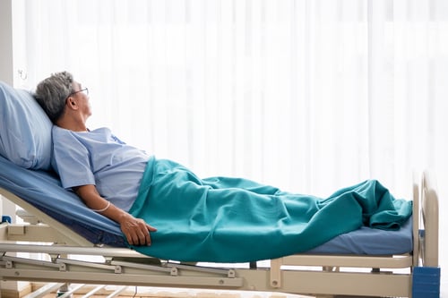 hombre-paciente-asiatico-acostado-cama-hospital-habitacion-hospital