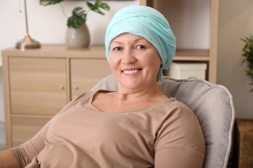 mujer-madura-cancer-panuelo-interior