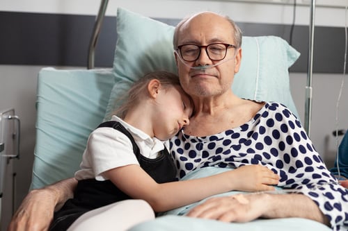 nieto-carinoso-abrazando-abuelos-ancianos-enfermos-mostrando-amor
