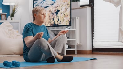 persona-mayor-sentada-posicion-loto-estera-yoga-meditar-casa-mujer-mayor-que-hace-meditacion-zen-calma-equilibrio-relajandose-despues-entrenamiento-fisico-pensionista-meditando