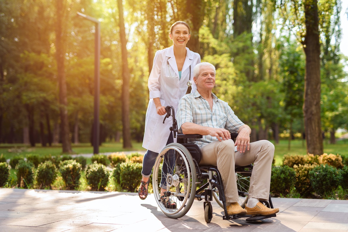 Ventajas de tener una silla de ruedas en casa para un paciente con movilidad reducida