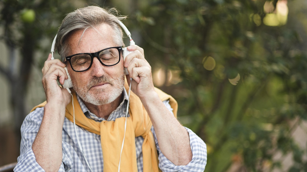 ¿Por qué considerar aparatos tecnológicos de música para el adulto mayor?